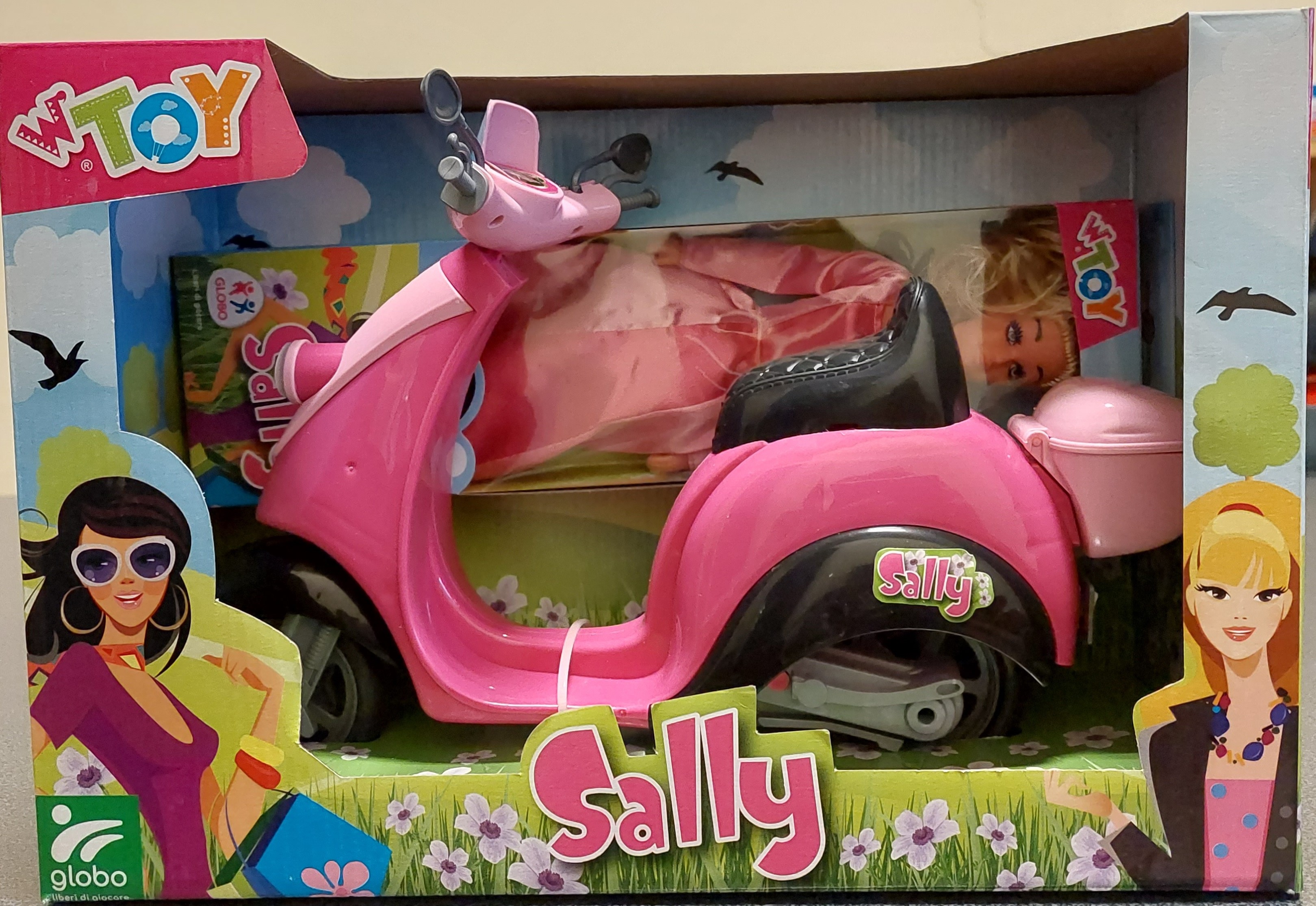 Bambola Sally con scooter in scatola - Cartoarte Bambola Sally con scooter in scatola - Cartoarte